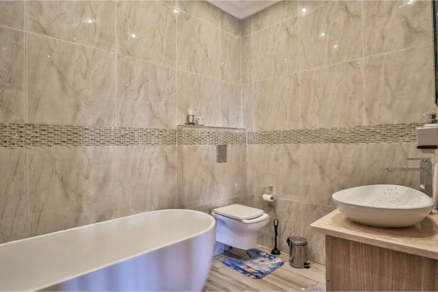 6 Bedroom Property for Sale in Birdwood Estate North West